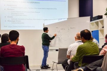 João Esperancinha illustreert de principes van reactive programming João Esperancinha tijdens de 21ste Eonics Open Hack Night