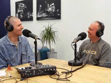 Mannen praten in podcast sfeerbeeld