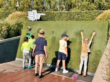 De dijken in Madurodam worden enthousiast dichtgehouden door de kinderen