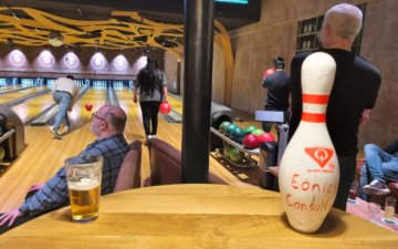 Sfeerbeeld van mensen die aan het bowlen zijn